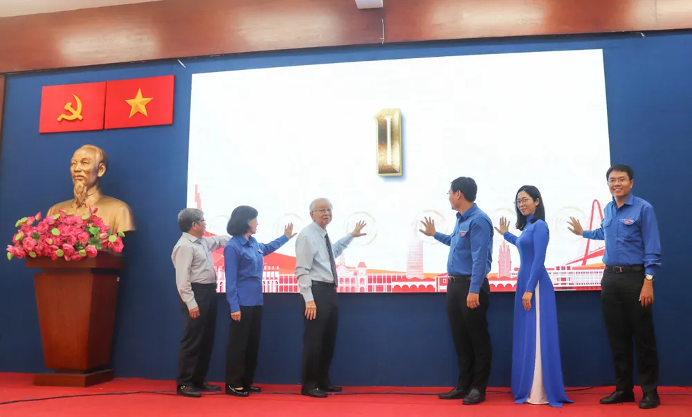 Các đại biểu thực hiện nghi thức khai mạc hội thi “Tự hào sử Việt” lần thứ VII năm 2024