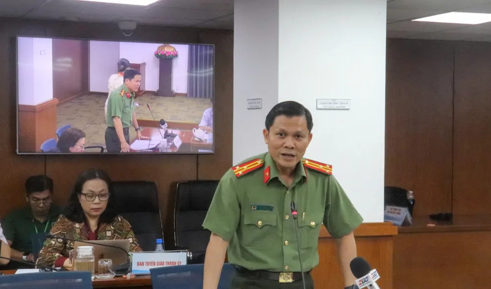 Thượng tá Nguyễn Thăng Long thông tin tại họp báo