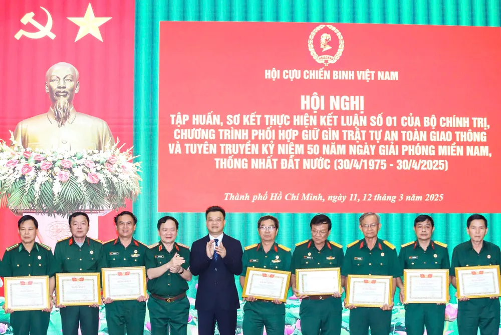 国家交通安全委员会专责副主席黎金成向模范退伍军人颁授奖状。（图：锦雪）