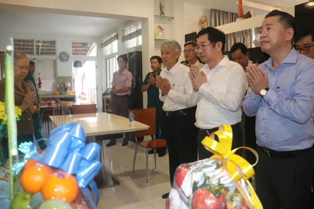 Đoàn đại biểu tưởng nhớ Anh hùng Lao động Nguyễn Vĩnh Nghiệp