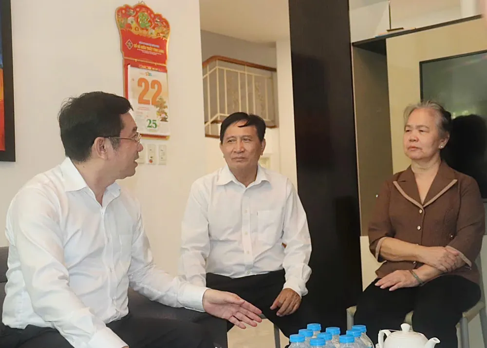 Phó Chủ tịch Thường trực UBND TPHCM ân cần thăm hỏi gia đình đồng chí Nguyễn Vĩnh Nghiệp