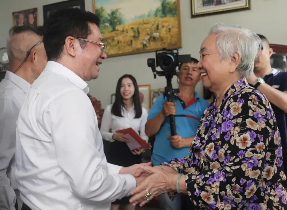 Bà Phạm Thị Cúc (phu nhân cố Đại sứ) cảm ơn sự quan tâm của lãnh đạo TPHCM