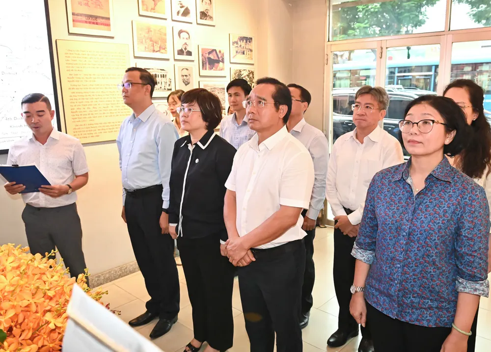 Đồng chí Nguyễn Văn Được dâng hương, dâng hoa tại nhà số 5 Châu Văn Liêm. Ảnh: VIỆT DŨNG