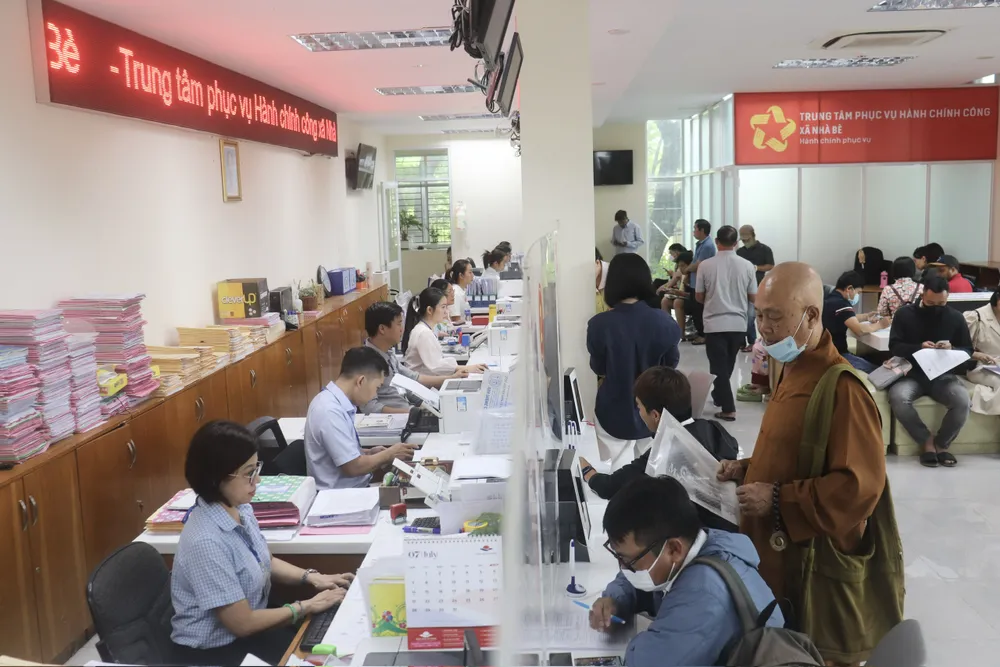 Người dân phấn khởi đến làm thủ tục hành chính trong sáng 1-7