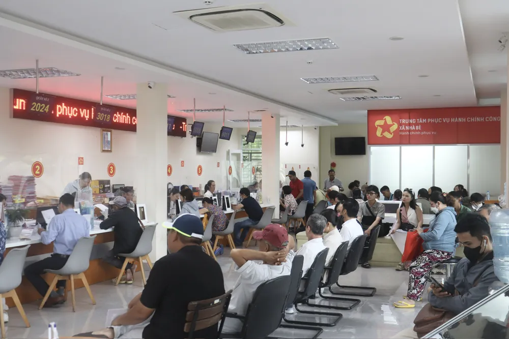 Đông đảo người dân đến làm thủ tục hành chính tại Trung tâm Phục vụ hành chính công xã Nhà Bè, sáng 1-7