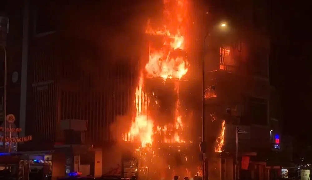 TPHCM: Cháy 2 ngôi nhà ở vòng xoay Lý Thái Tổ