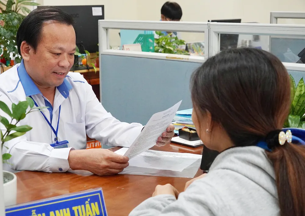 Cán bộ tiếp nhận các phản ánh, khiếu nại của người dân. Ảnh: THU HƯỜNG