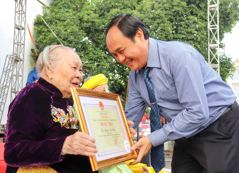 Bí thư Đảng ủy phường Tân Sơn Nhất Lê Hoàng Hà chúc thọ người cao tuổi tại buổi lễ.jpg