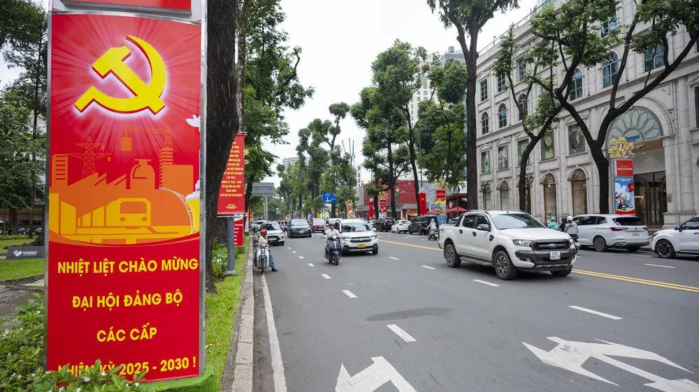 Băng rôn, khẩu ngữ tuyên truyền về Đại hội được trang hoàng trên khắp các tuyến phố của TPHCM 3 - Ảnh VĂN ANH.jpg