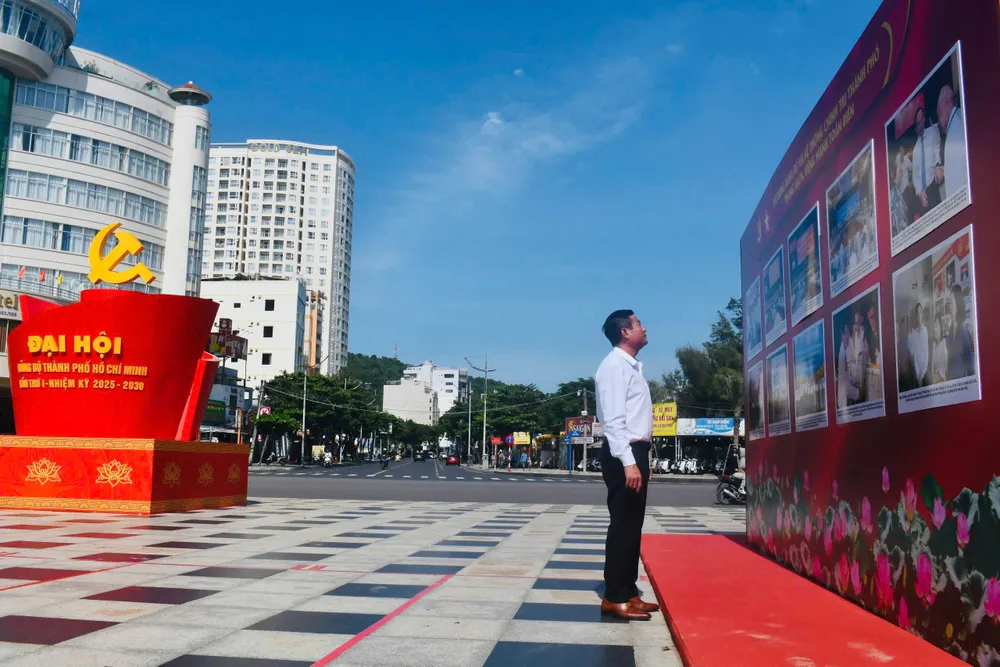 Người dân tham quan triển lãm ảnh tại Quảng trường Cột Cờ (phường Vũng Tàu)