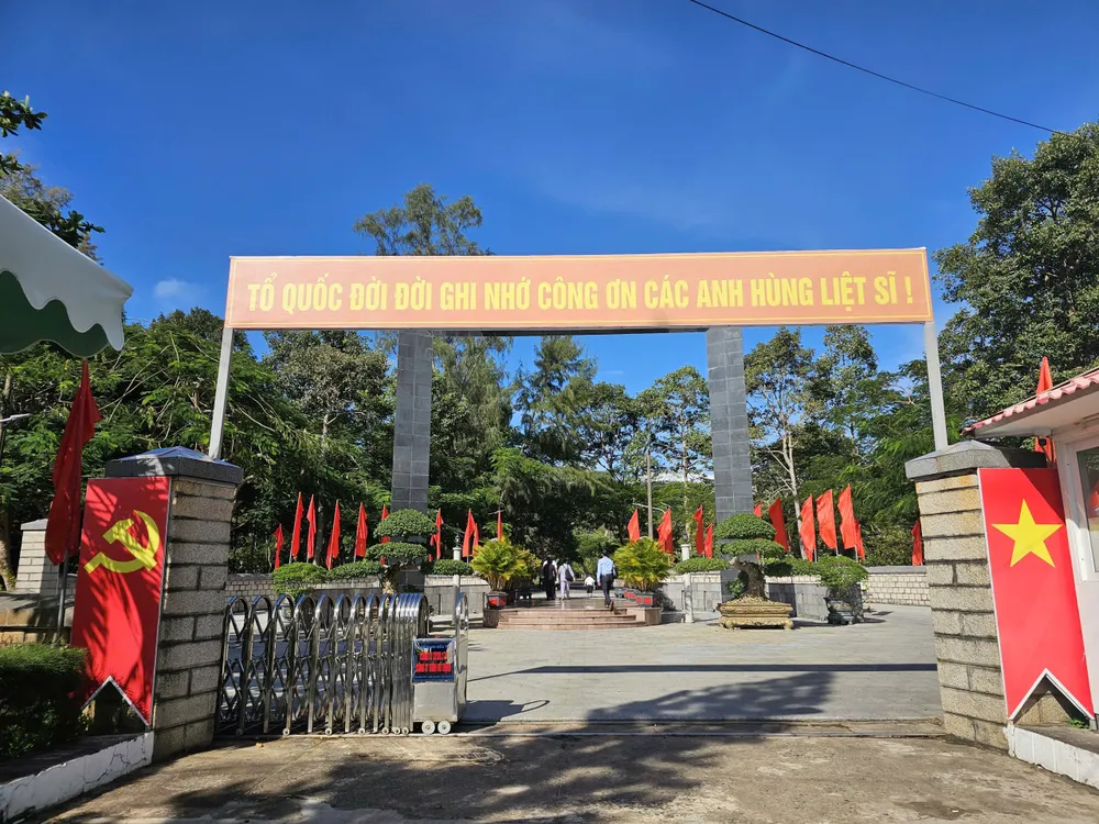 Treo cờ chào mừng đại hội tại Nghĩa trang Hàng Dương