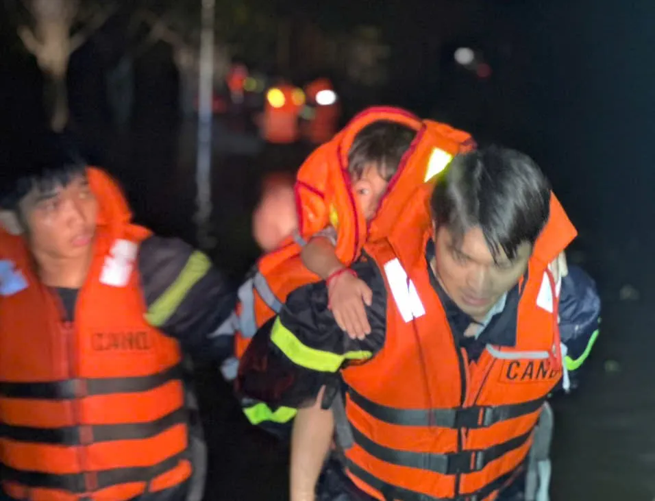 Lực lượng Cảnh sát PCCC-CNCH hỗ trợ đưa người dân đến khu vực an toàn