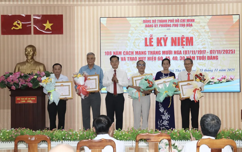 Đồng chí Phạm Hưng Quốc Bảo, Bí thư Đảng ủy phường Phú Thọ Hòa, trao Huy hiệu Đảng đến đảng viên