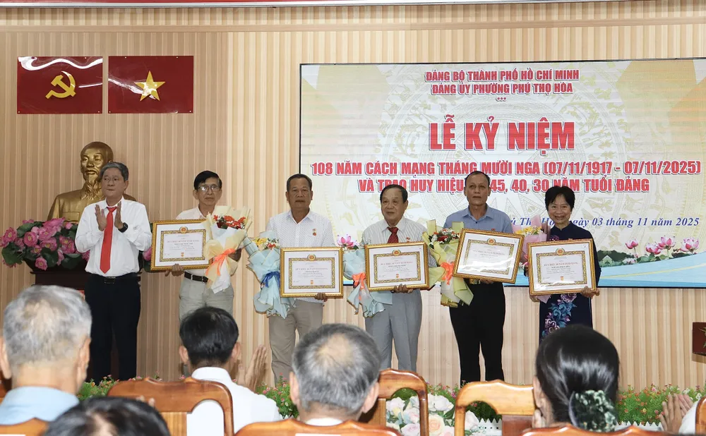 Đồng chí Nguyễn Công Chánh, Chủ tịch UBND phường Phú Thọ Hòa trao Huy hiệu Đảng