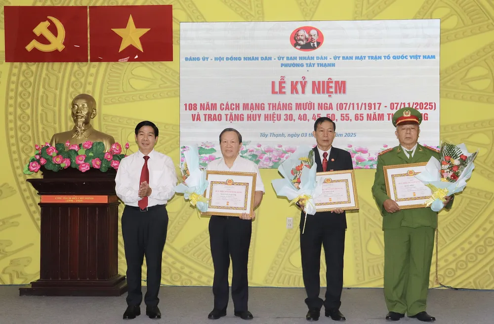 Đồng chí Đào Minh Chánh, Bí thư Đảng ủy phường Tây Thạnh, trao Huy hiệu Đảng đến đảng viên