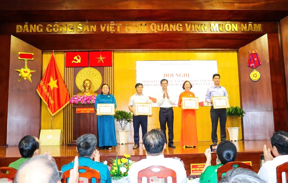 Đồng chí Dương Trọng Hiếu trao bằng khen đến các chi bộ