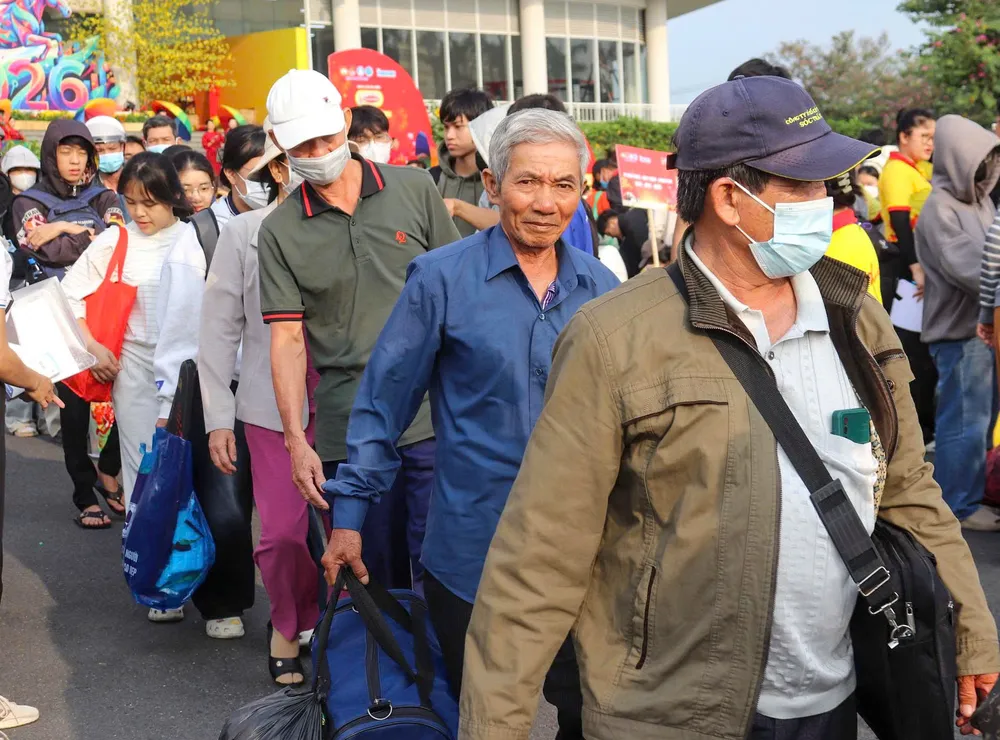 Sinh viên, người lao động lên xe về quê