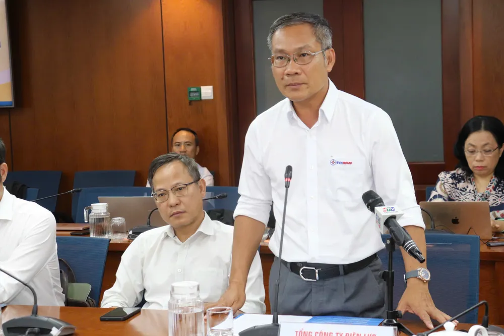 Ông Bùi Trung Kiên, Phó Tổng Giám đốc EVNHCMC thông tin tại họp báo