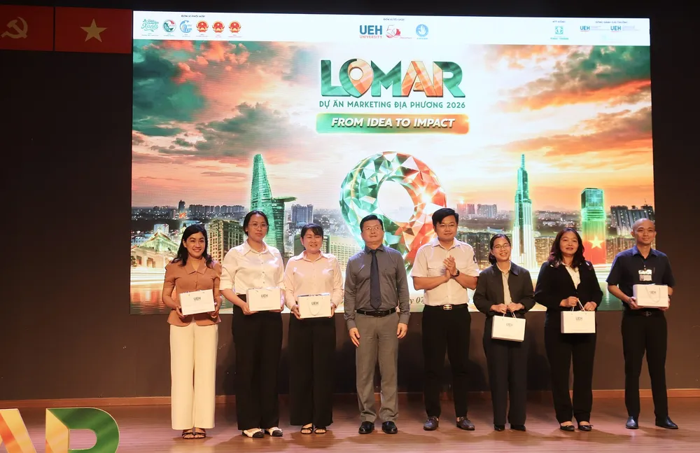 Ban tổ chức trao quà đến các địa phương tham gia dự án