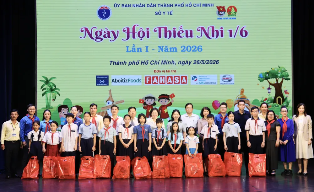 Trao hơn 900 phần quà đến trẻ em có hoàn cảnh khó khăn 