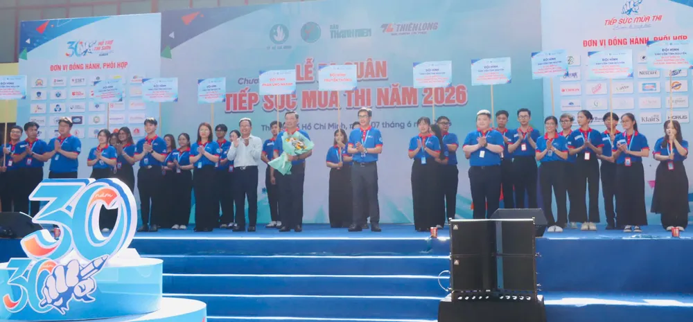 Ông Phạm Minh Tuấn, Phó Chủ tịch Ủy ban MTTQ Việt Nam TPHCM tặng hoa đến các đội hình “Tiếp sức mùa thi”