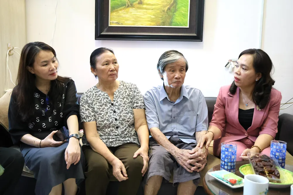 Đồng chí Nguyễn Thanh Xuân thăm hỏi, trò chuyện cùng ông Nguyễn Trịnh Kiểm. Ảnh: LÊ THOA