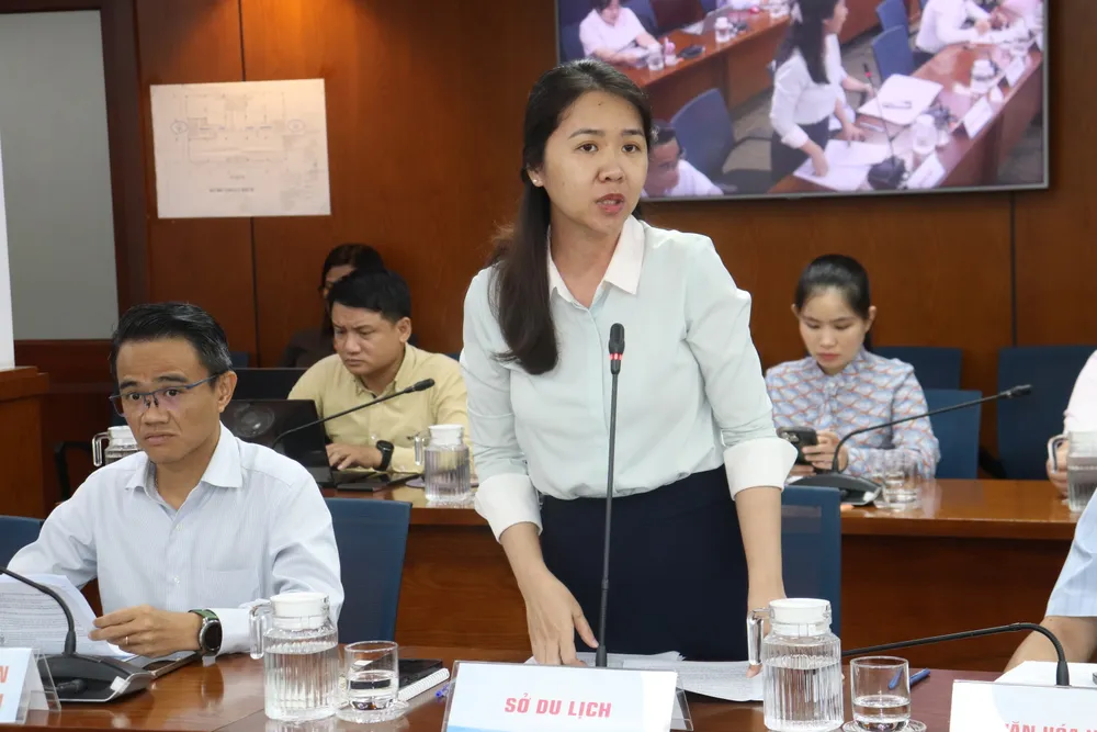 Bà Nguyễn Trần Tâm Hà thông tin tại cuộc họp báo