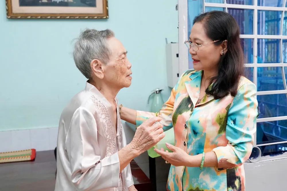 Chủ tịch HĐND TPHCM Nguyễn Thị Lệ thăm, chúc thọ người cao tuổi tiêu biểu
