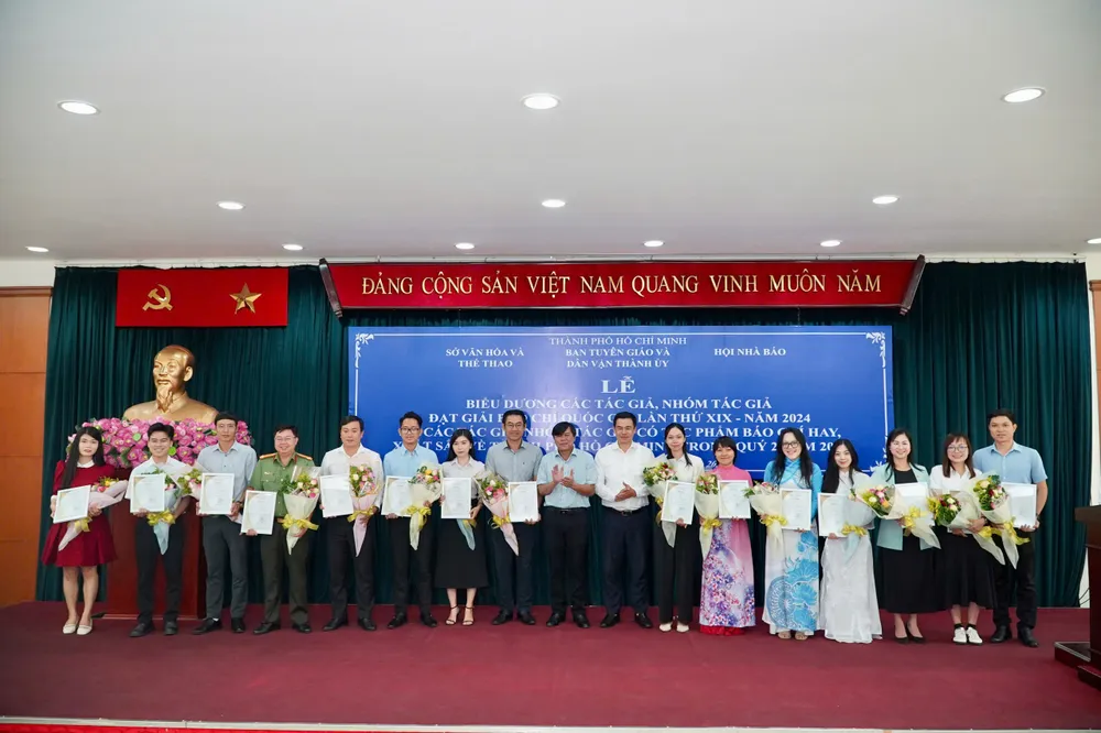 Ông Phạm Quý Trọng và ông Tăng Hữu Phong trao thư khen cho các tác giả có tác phẩm hay viết về TPHCM