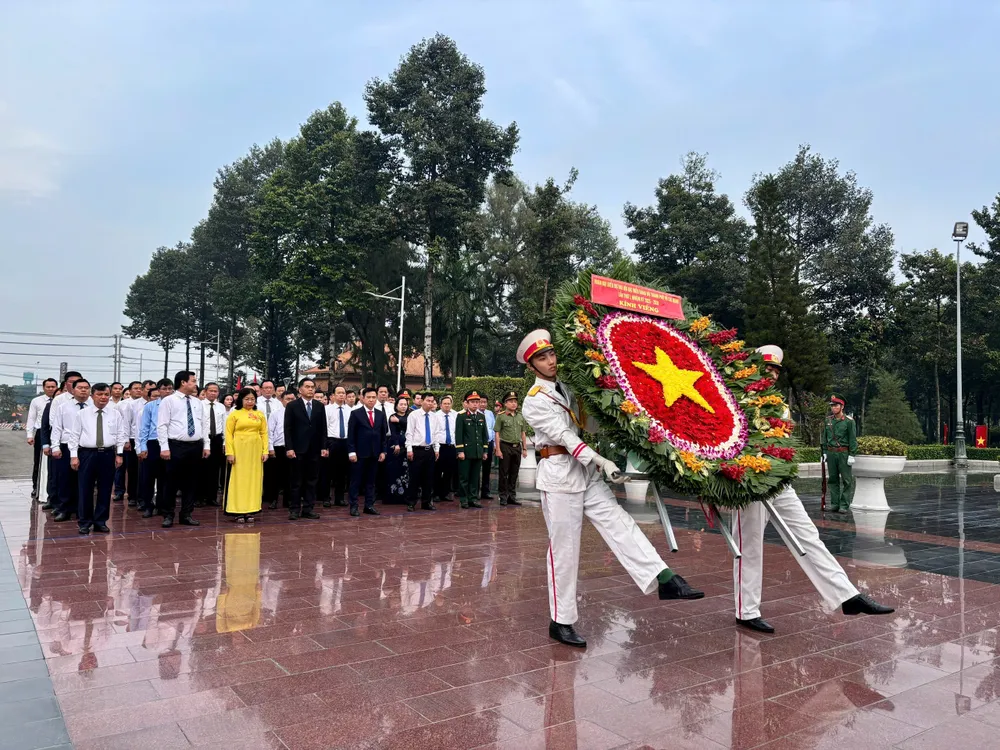 Đoàn đại biểu TPHCM do đồng chí Đặng Minh Thông làm trưởng đoàn đã đến dâng hoa, dâng hương tại Nghĩa trang Liệt sĩ Bình Dương. Ảnh: VĂN CHÂU