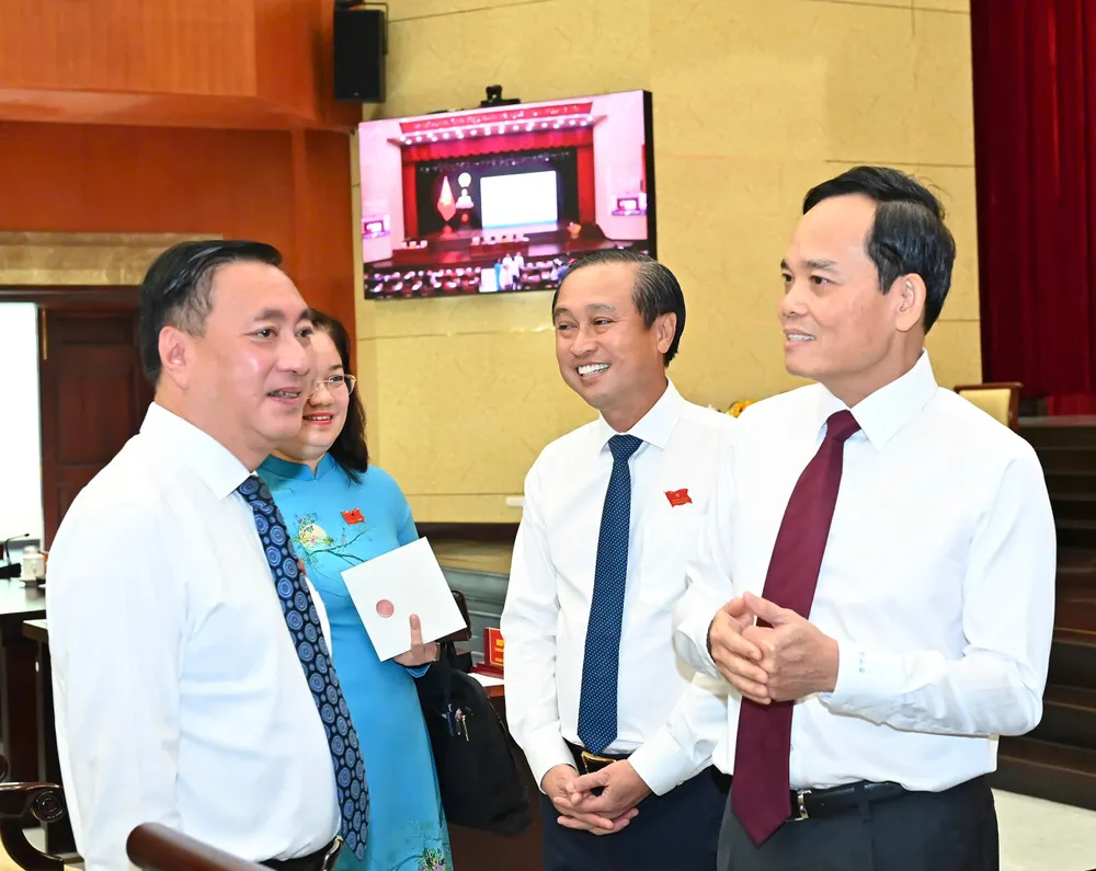 Bí thư Thành ủy TPHCM Trần Lưu Quang trao đổi cùng các đại biểu tại kỳ họp. Ảnh: VIỆT DŨNG