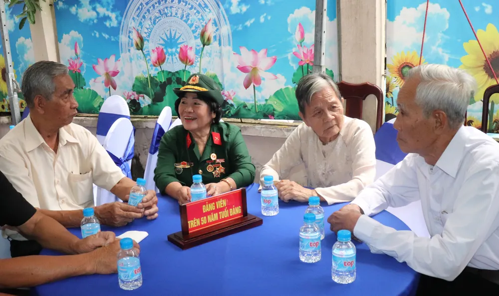 Ông Nguyễn Biên (bìa phải) cùng các đảng viên ôn lại truyền thống. Ảnh: THÁI PHƯƠNG