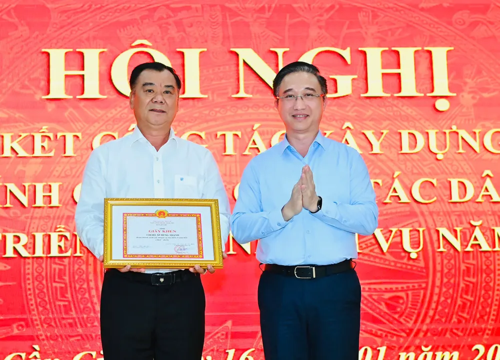 Đồng chí Đặng Minh Thông, Phó Bí thư Thành uỷ TPHCM trao khen thưởng