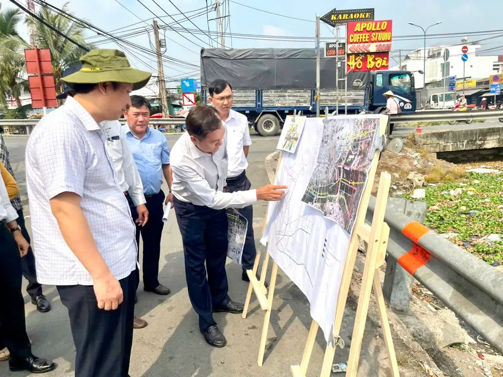 Đoàn khảo sát thực địa nơi dự kiến triển khai dự án nhằm phục vụ công tác thẩm tra dự án chuẩn bị trình kỳ họp HĐND TPHCM lần thứ 8. Ảnh: C.V.