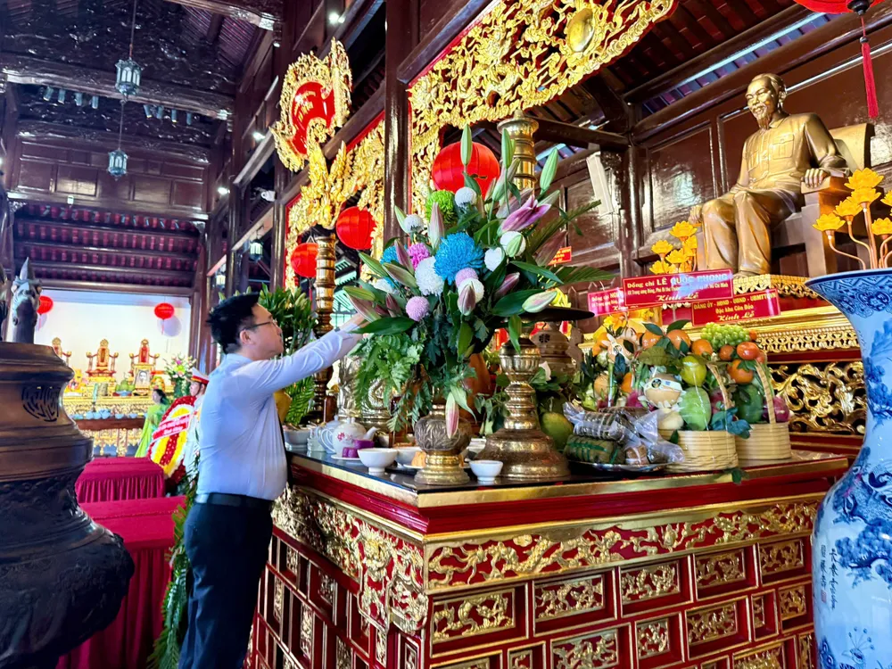 Lãnh đạo Thành ủy TPHCM dâng hương tượng Bác Hồ tại đền thờ Côn Đảo