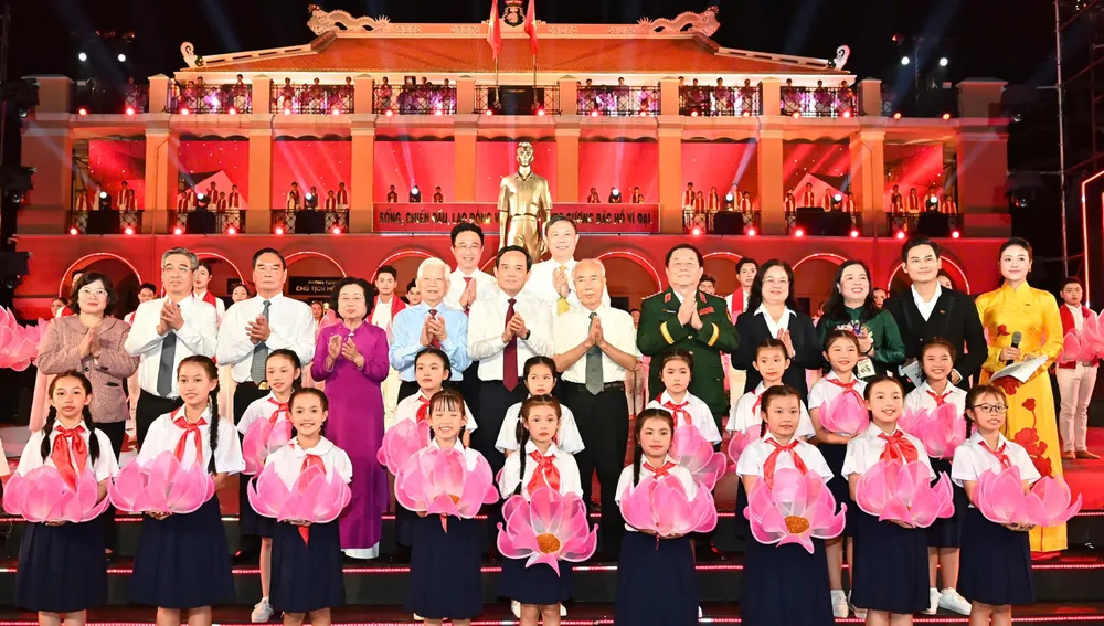 Các đồng chí lãnh đạo Đảng, Nhà nước, nguyên lãnh đạo Đảng, Nhà nước cùng lãnh đạo TPHCM chụp ảnh trước tượng Bác Hồ ra đi tìm đường cứu nước tại Bến Nhà Rồng. Ảnh: VIỆT DŨNG