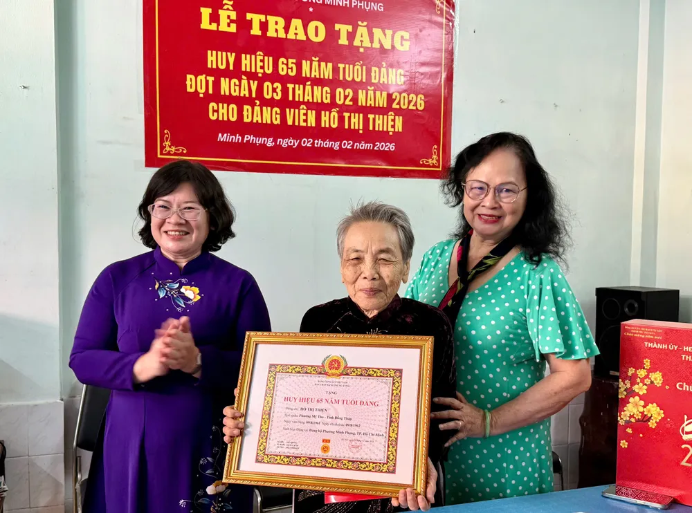 Đồng chí Văn Thị Bạch Tuyết, Phó Bí thư Thành ủy TPHCM, trao Huy hiệu Đảng đến đồng chí Hồ Thị Thiện. Ảnh: CẨM NƯƠNG