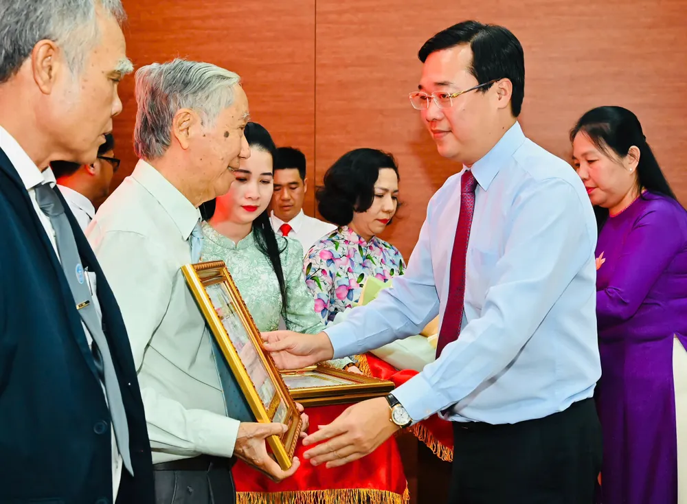 23 Đảng viên được nhân Huy hiệu Đảng đợt 3-2. Ảnh: VIỆT DŨNG