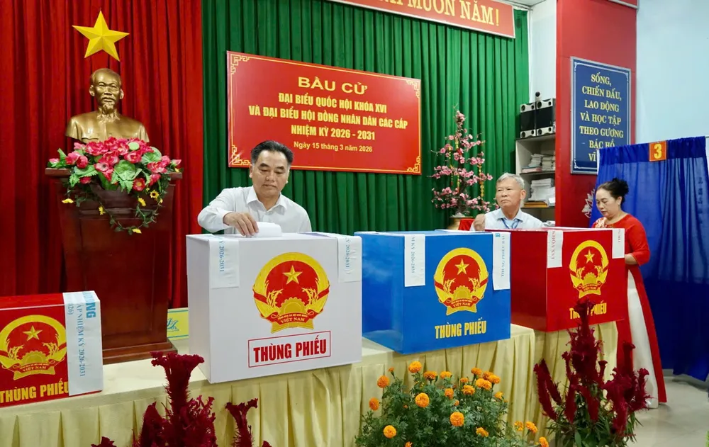 Đồng chí Nguyễn Lộc Hà, Phó Chủ tịch Thường trực UBND TPHCM cùng cử tri bỏ phiếu bầu cử tại phường Phú Lợi. Ảnh: DUY TRẦN