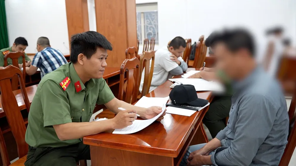 Công an TPHCM vừa tiếp nhận 34 người bị phía Hoa Kỳ trục xuất. Ảnh: CA