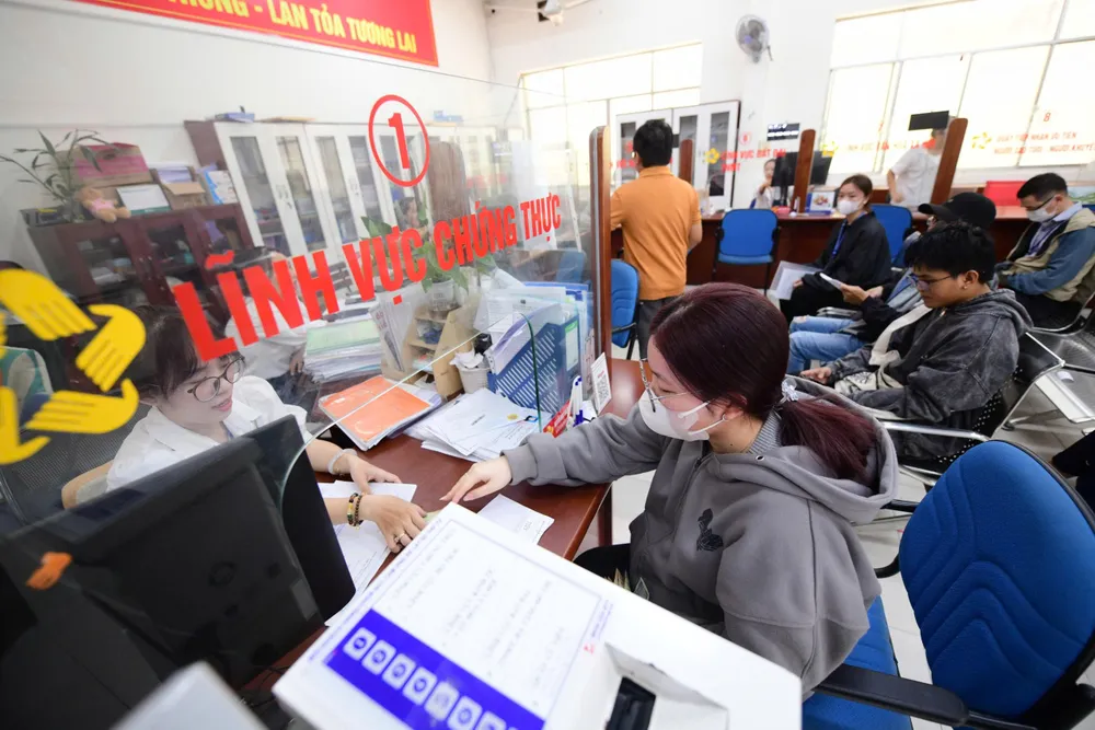 Người dân đến làm thủ tục chứng thực tại phường Đức Nhuận, TPHCM