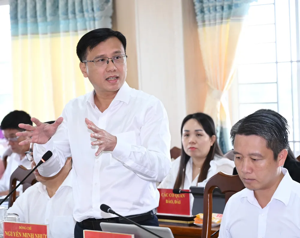 Đại diện lãnh đạo các sở, ngành phản hồi các kiến nghị, vướng mắc của địa phương. Ảnh: VIỆT DŨNG