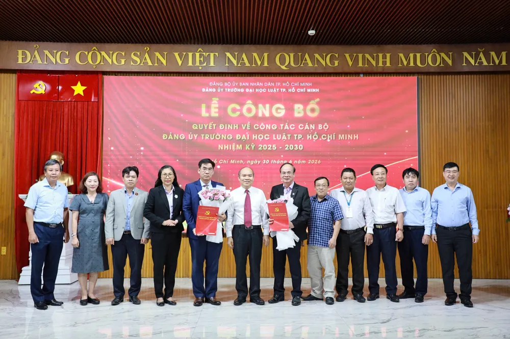 Lãnh đạo Thành phố chụp hình cùng Đảng ủy.jpg