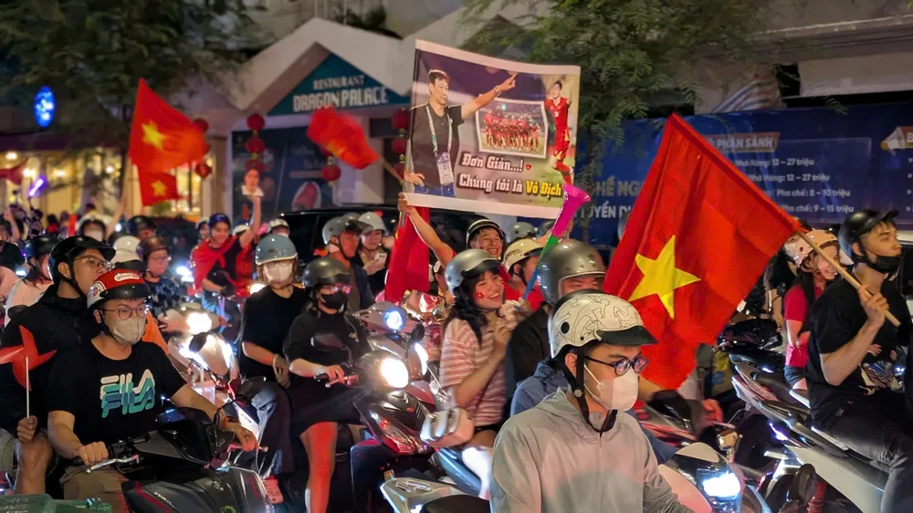 TPHCM rực đỏ sau chiến thắng, người dân đổ xuống đường mừng tuyển Việt Nam vô địch