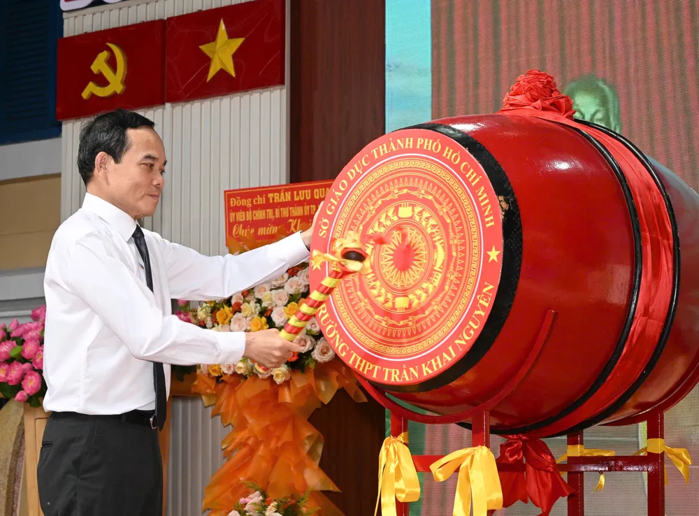 Bí thư Thành ủy TPHCM Trần Lưu Quang thực hiện nghi thức đánh trống khai giảng tại Trường THPT Trần Khai Nguyên, sáng 5-9-2026. Ảnh: VIỆT DŨNG