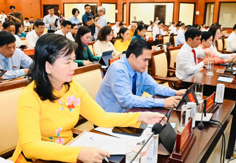 Đại biểu biểu quyết thông qua danh mục các tờ trình được trình tại kỳ họp. Ảnh: VIỆT DŨNG