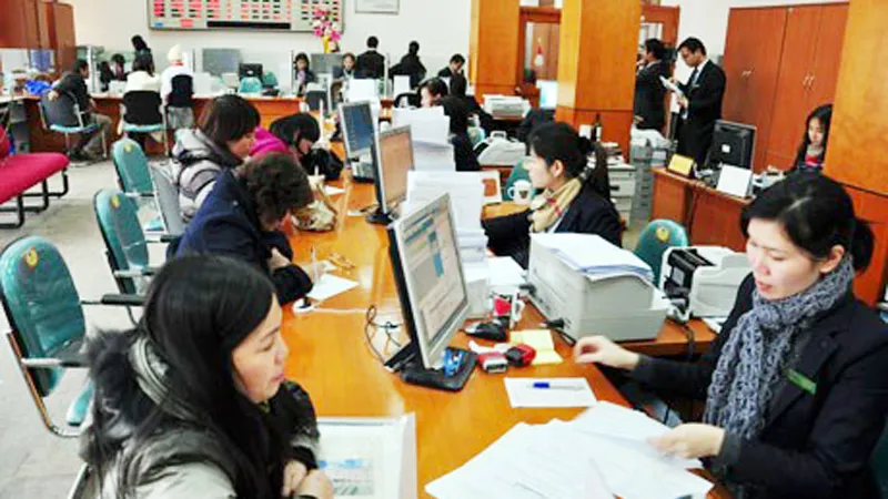 Khách hàng giao dịch tại một ngân hàng