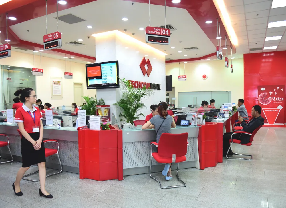 Khách hàng giao dịch tại ngân hàng 