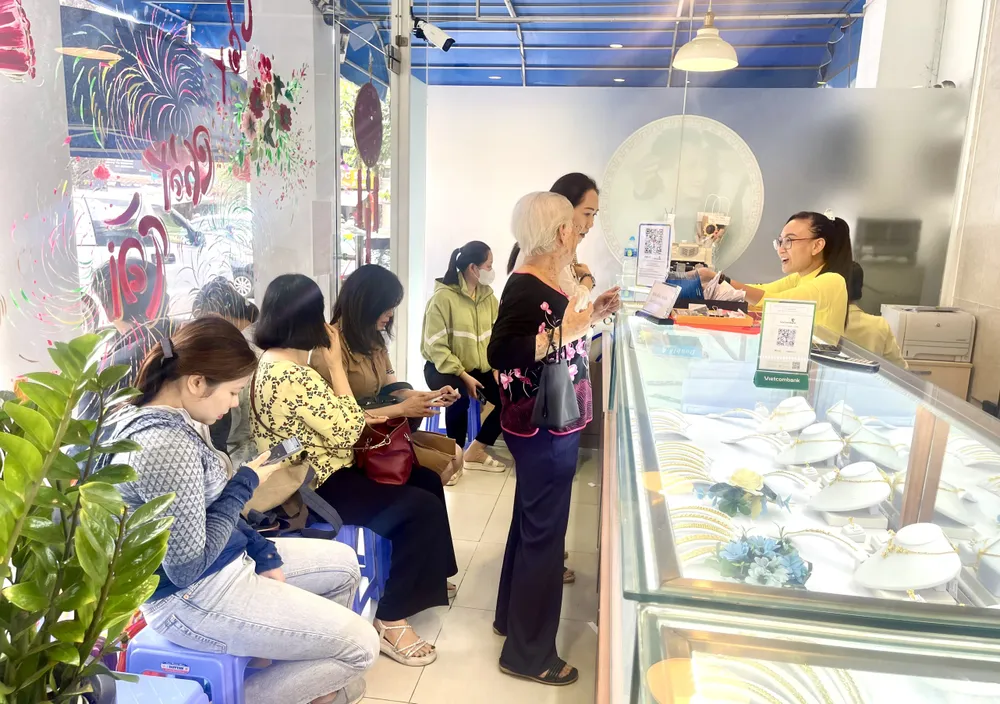 Giá vàng miếng SJC và vàng nhẫn 9999 tăng 10,5 triệu đồng/lượng