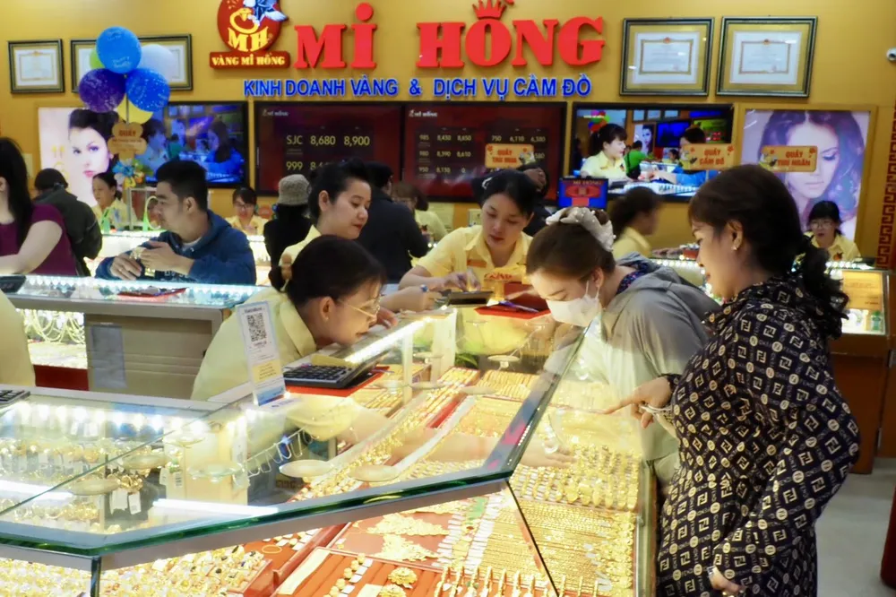 Gia dịch mua bán vàng tại tiệm vàng Mi Hồng ngày 7-2. Ảnh: HOÀNG HÙNG